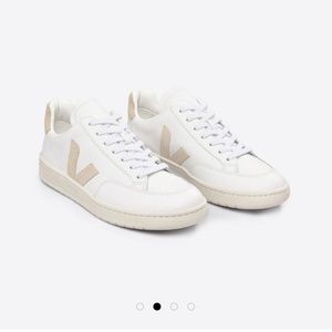 Veja V-12 in white sable size EU40